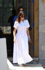 JENNIFER GARNER Checking Up Progress on Her New Mansion in Brentwood 08/24/2021