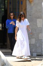JENNIFER GARNER Checking Up Progress on Her New Mansion in Brentwood 08/24/2021