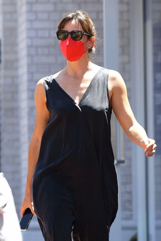 JENNIFER GARNER Out adn About in Los Angeles 08/04/2021