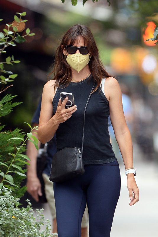 JENNIFER GARNER Out in New York 08/16/2021