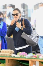JENNIFER GARNER Shoppinig at Farmers Market in Pacific Palisades 08/29/2021