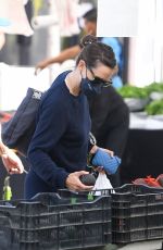 JENNIFER GARNER Shoppinig at Farmers Market in Pacific Palisades 08/29/2021