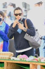 JENNIFER GARNER Shoppinig at Farmers Market in Pacific Palisades 08/29/2021