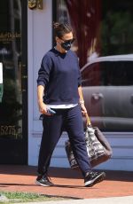 JENNIFER GARNER Shoppinig at Farmers Market in Pacific Palisades 08/29/2021