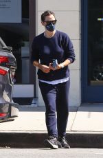 JENNIFER GARNER Shoppinig at Farmers Market in Pacific Palisades 08/29/2021