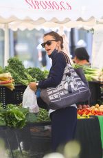 JENNIFER GARNER Shoppinig at Farmers Market in Pacific Palisades 08/29/2021