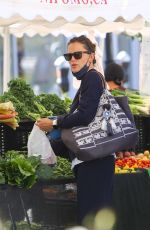 JENNIFER GARNER Shoppinig at Farmers Market in Pacific Palisades 08/29/2021