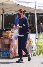 JENNIFER GARNER Shoppinig at Farmers Market in Pacific Palisades 08/29/2021