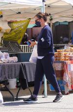JENNIFER GARNER Shoppinig at Farmers Market in Pacific Palisades 08/29/2021