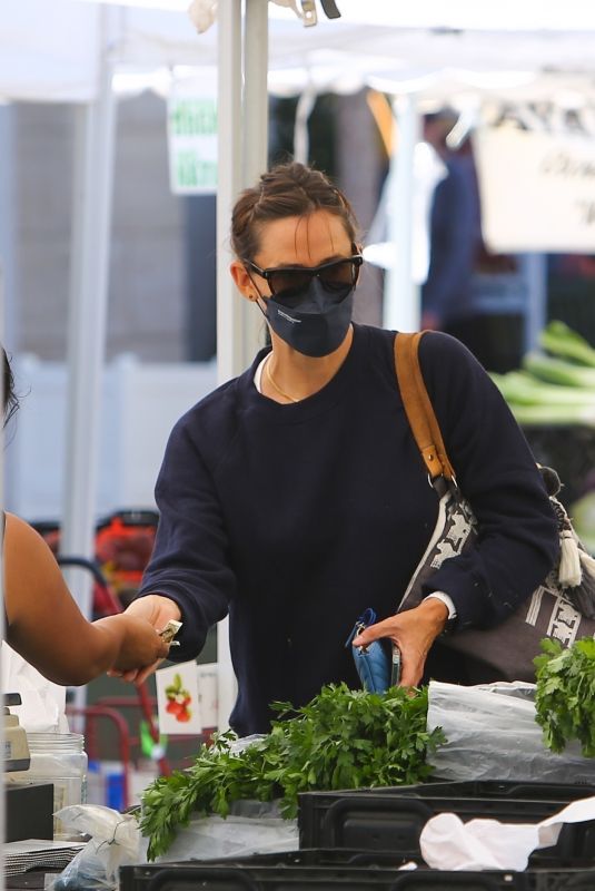 JENNIFER GARNER Shoppinig at Farmers Market in Pacific Palisades 08/29/2021