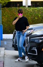 JENNIFER GARNER Takes Her Kids at Staples in Los Angeles 08/22/2021