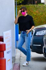 JENNIFER GARNER Takes Her Kids at Staples in Los Angeles 08/22/2021