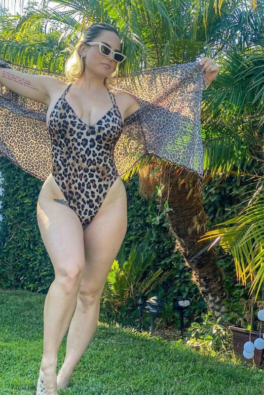 JOANNA JOJO LEVESQUE in Swimsuit - Instagram Photos 08/07/2021