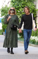 JULIA ROBERTS and Danny Moder Out in New York 08/02/2021