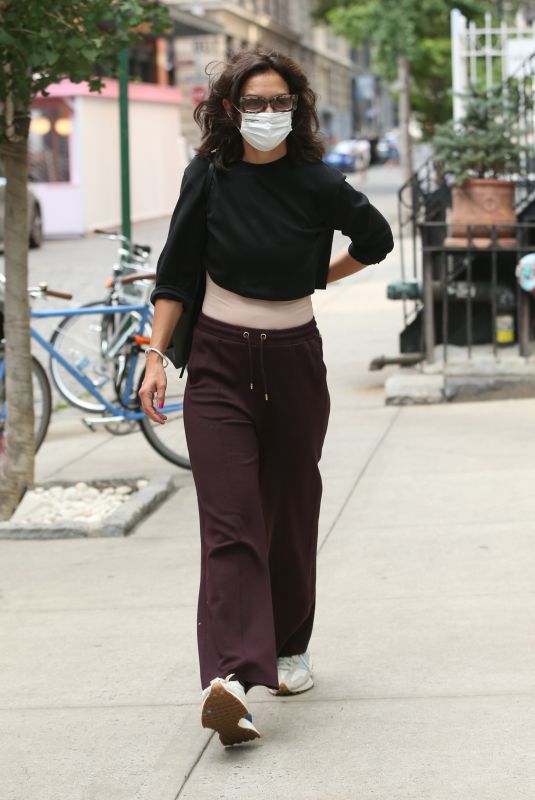 KATIE HOLMES Arrives at Crosby Hotel in New York 08/02/2021