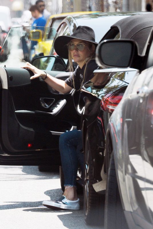 KESHA Out and About in Los Angeles 07/29/2021
