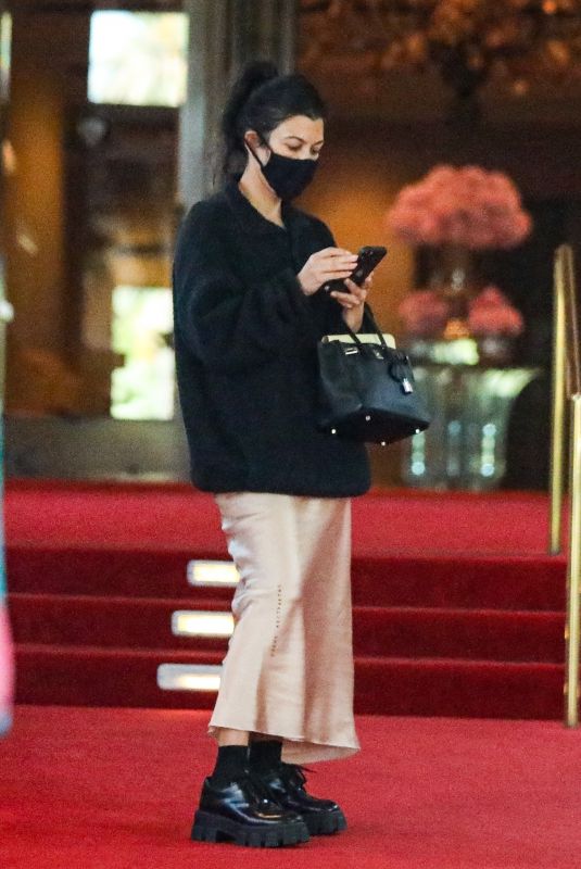 KOURTNEY KARDASHIAN Out for Dinner Date in Beverly Hills 08/09/2021