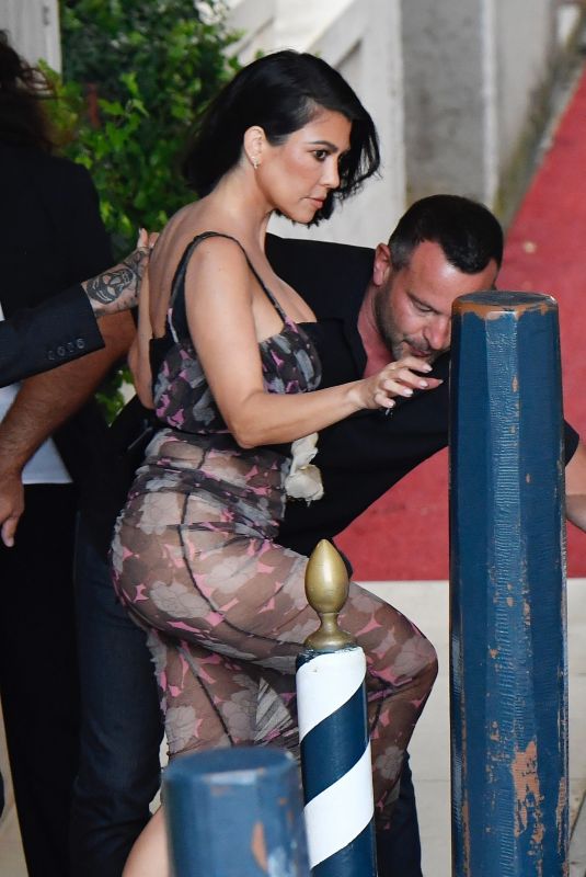 KOURTNEY KARDASHIAN Out in Venice 08/29/2021