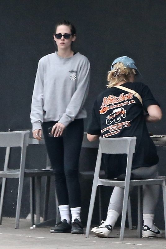 KRISTEN STEWART Out with Friends in Los Angeles 08/18/2021