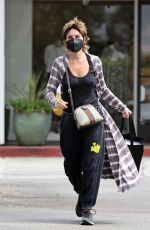LISA RINNA Shopping at Towne in Beverly Glen in Los Angeles 08/21/2021
