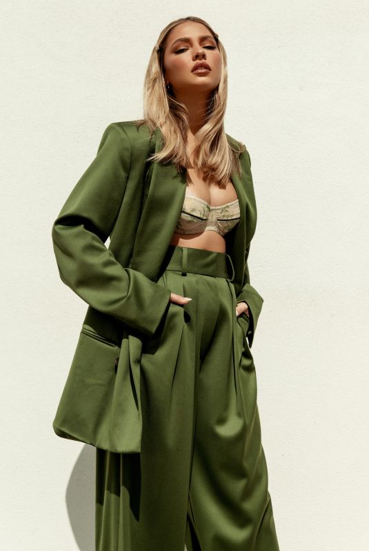 MADELYN CLINE for Elle Magazine, August 2021