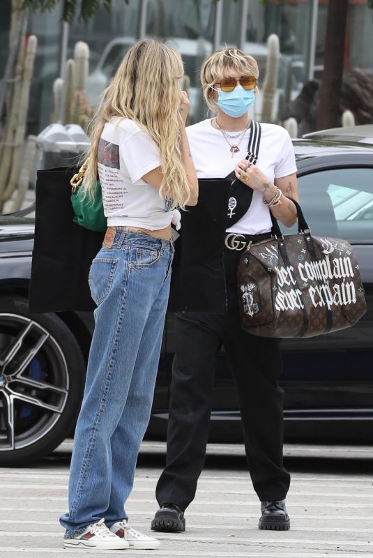 MILEY and TISH CYRUS Shopping for Furniture and Carpet on Melrose Avenue in West Hollywood 08/18/2021