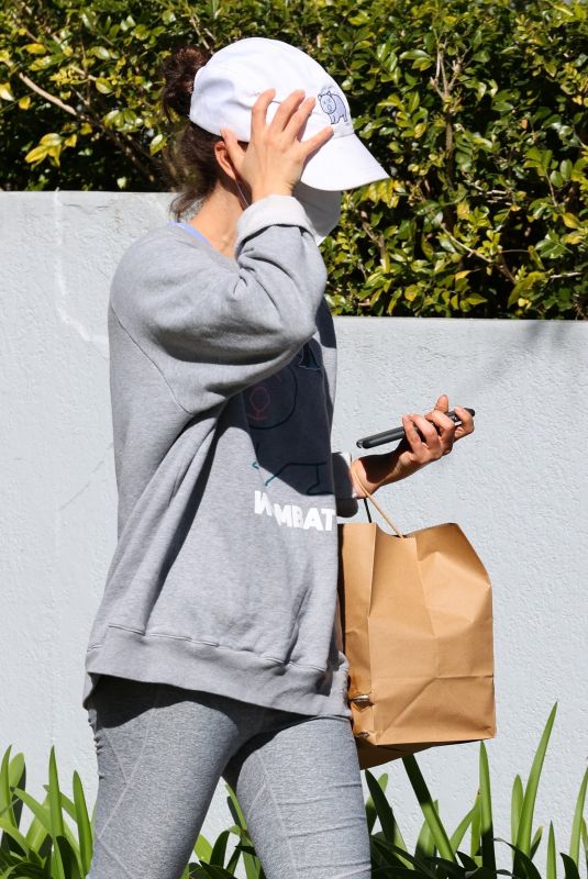 NATALIE PORTMAN Out and About in Sydney 08/05/2021