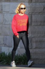 PIP EDWARDS Out on Morning Walk in Sydney 08/18/2021