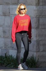 PIP EDWARDS Out on Morning Walk in Sydney 08/18/2021