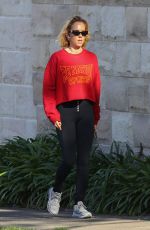 PIP EDWARDS Out on Morning Walk in Sydney 08/18/2021