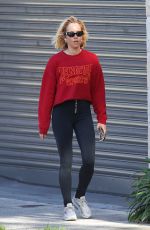 PIP EDWARDS Out on Morning Walk in Sydney 08/18/2021
