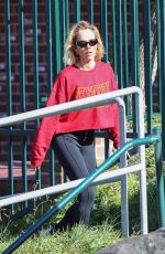 PIP EDWARDS Out on Morning Walk in Sydney 08/18/2021