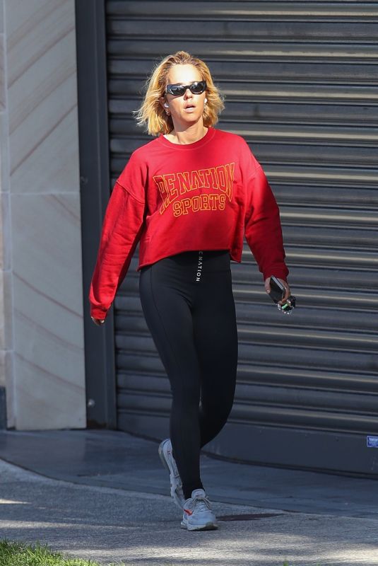 PIP EDWARDS Out on Morning Walk in Sydney 08/18/2021