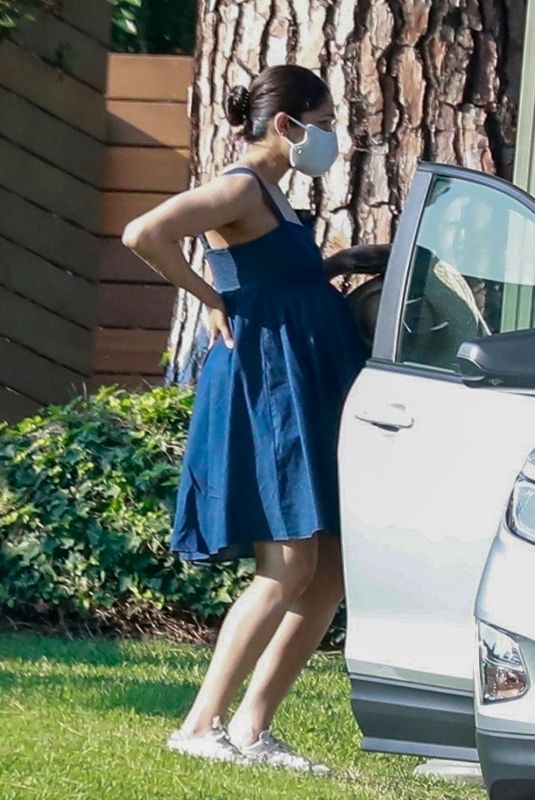 Pregnant FREIDA PINTO Out and About in Los Angeles 08/24/2021