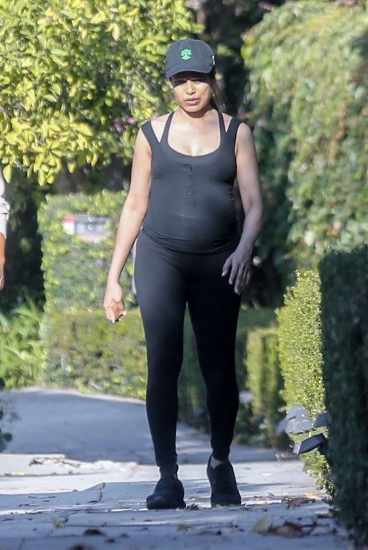 Pregnant FREIDA PINTO Out in Los Angeles 08/24/2021