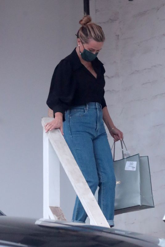 REESE WITHERSPOON Leaves a Skin Care Center in Beverly Hills 08/21/2021