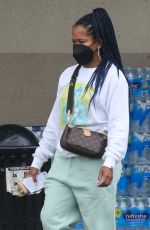 REGINA KING Shopping at Albertsons in Los Feliz 08/21/2021