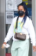 REGINA KING Shopping at Albertsons in Los Feliz 08/21/2021