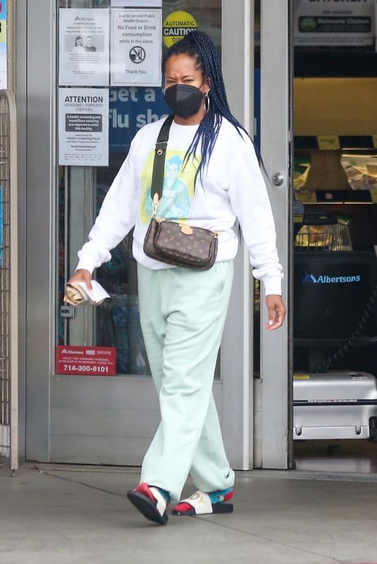 REGINA KING Shopping at Albertsons in Los Feliz 08/21/2021