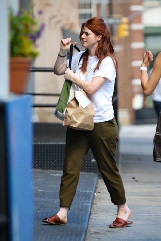 ROSE LESLIE Picks up Her Lunch to-go in New York 08/10/2021