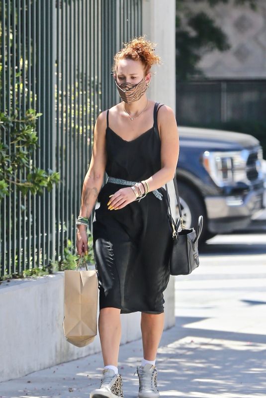 RUMER WILLIS Picking up Some Lunch to Go in Los Feliz 08/29/2021