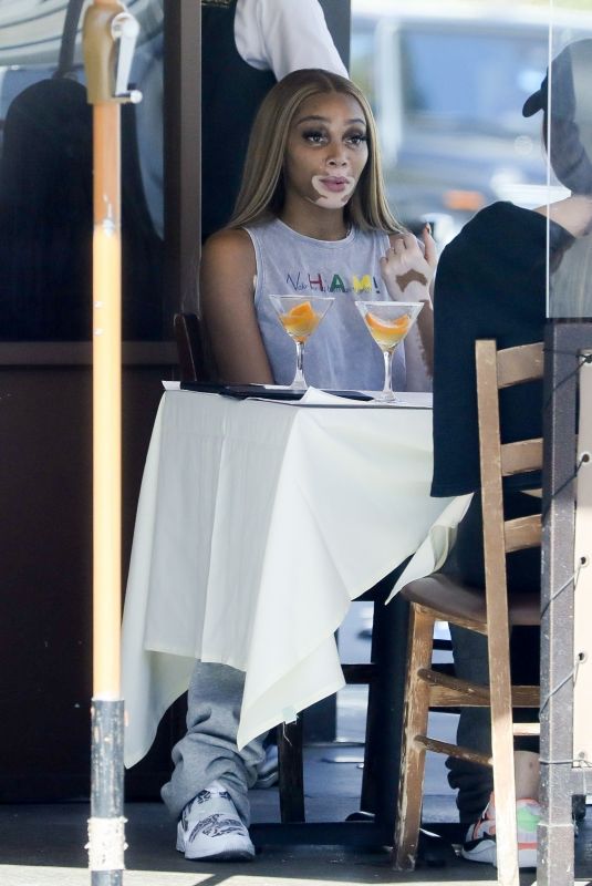 WINNIE HARLOW at Il Pastaio in Beverly Hills 08/03/2021