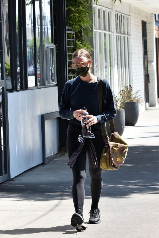 ASHLEE SIMPSON Leaves a Gym in Los Angeles 09/08/2021