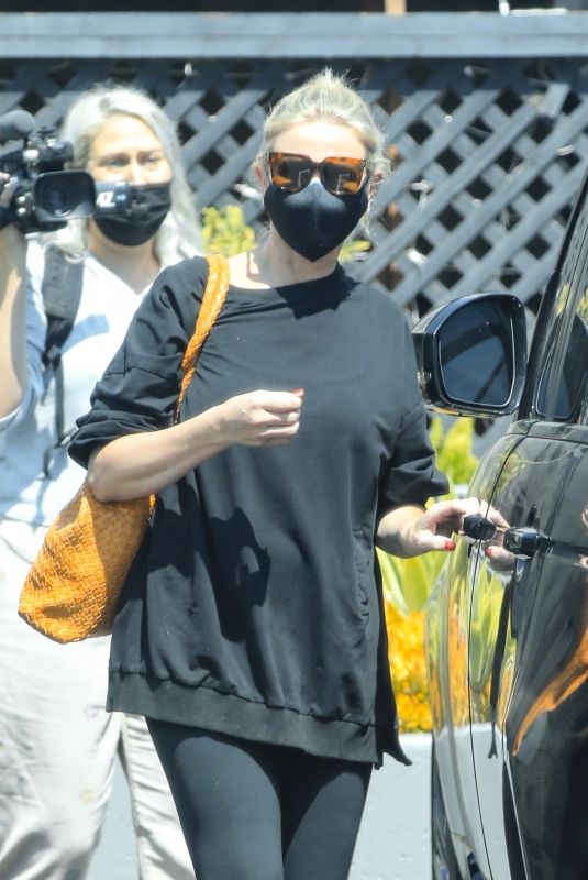 CAMERON DIAZ Shopping at Melanie Grant in West Hollywood 09/07/2021