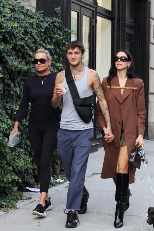 DUA LIPA and YOLANDA and Anwar HADID Out for Dinner in New York 09/21/2021