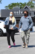 ELIZABETH BERKLEY and Greg Lauren Out for Lunch in Brentwood 09/09/2021
