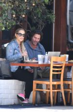 ELIZABETH BERKLEY and Greg Lauren Out for Lunch in Brentwood 09/09/2021
