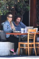 ELIZABETH BERKLEY and Greg Lauren Out for Lunch in Brentwood 09/09/2021