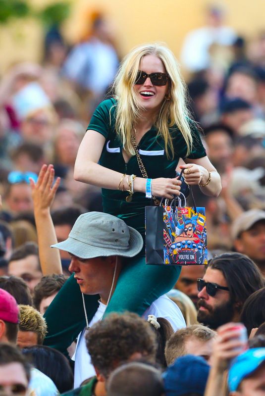ELLIE BAMBER at All Points East Festival in Victoria Park 08/29/2021