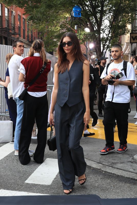 EMILY RATAJKOWSKI Arrives at Tory Burch Fashion Show in New York 09/12/2021